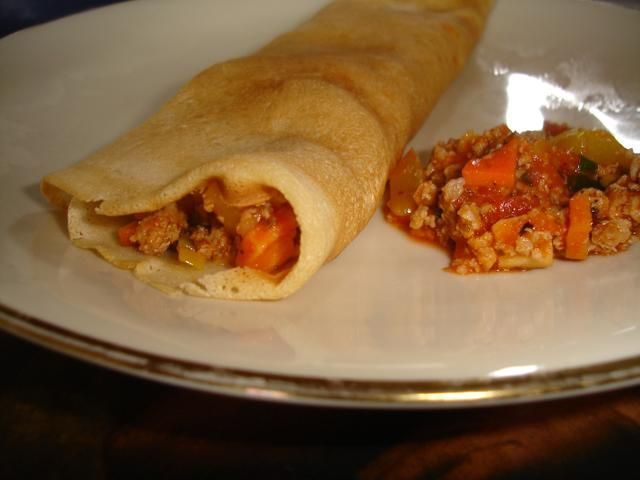 Naleśniki z mięsem i warzywami.