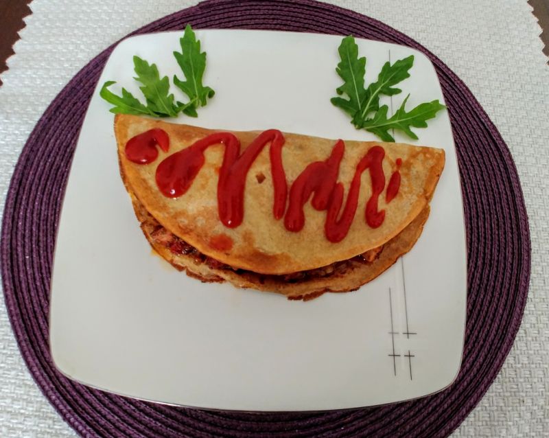 Naleśniki z mięsem mielonym, papryką i pieczarkami