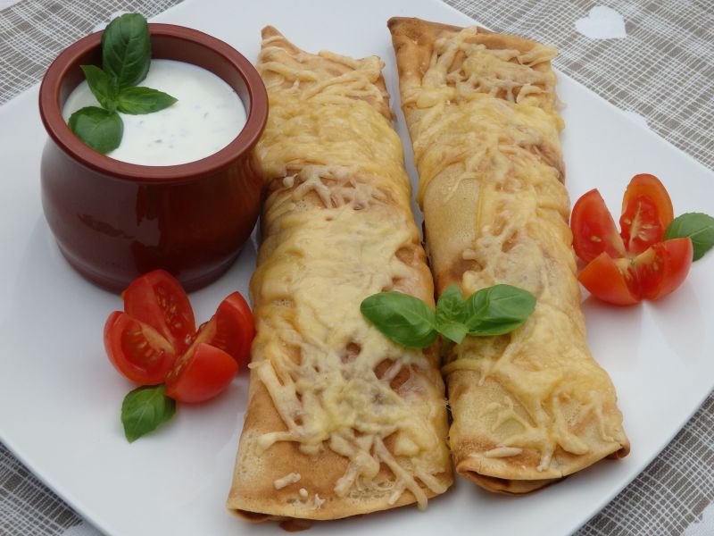 Naleśniki z mięsem, warzywami i fasolą 