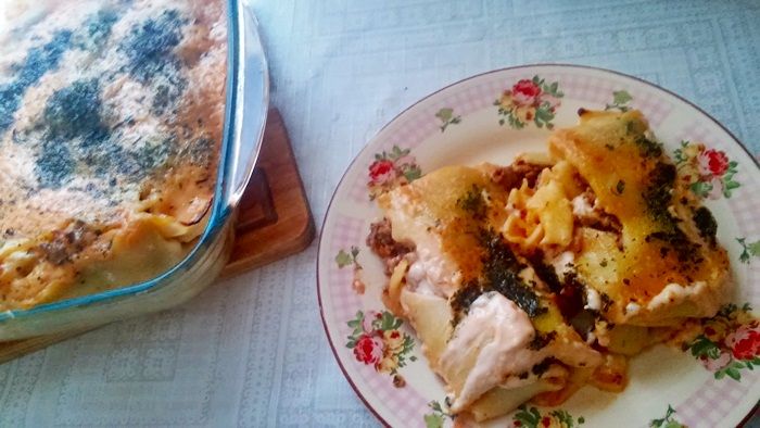 Naleśniki z mięsem zapiekane pod sosem majonezowym