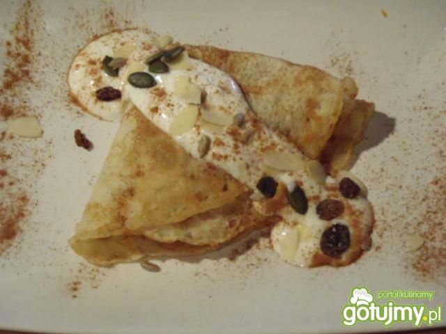 Naleśniki z musem papierówkowym  Naleśniki z musem papierówkowym