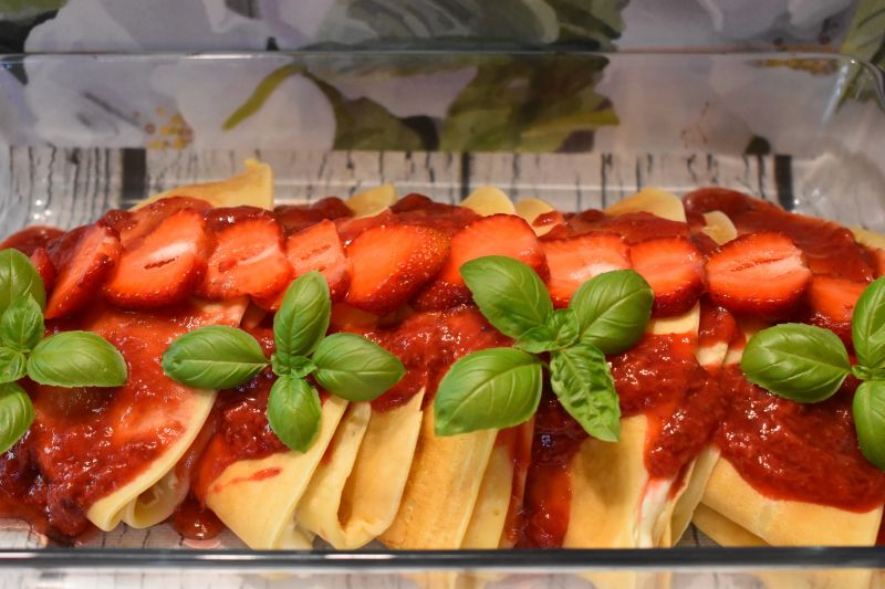 Naleśniki z musem truskawkowym