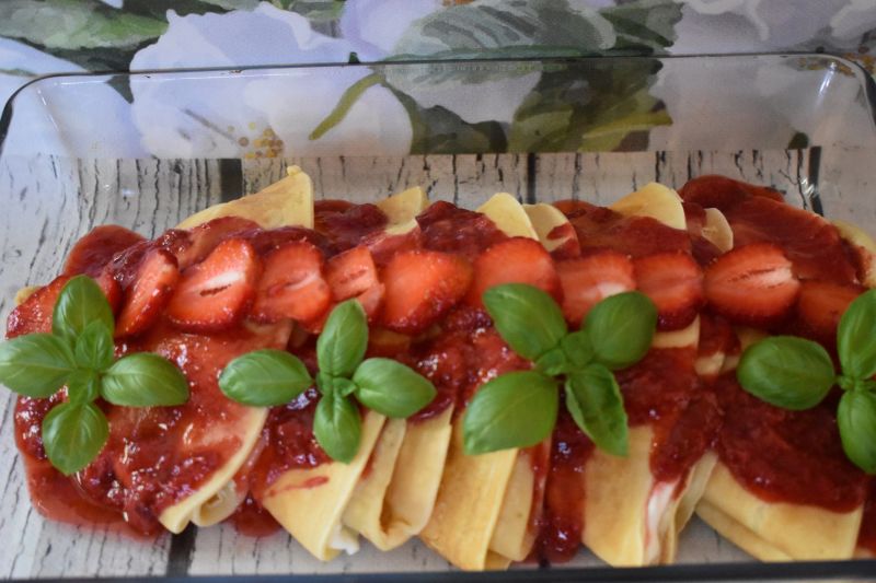 Naleśniki z musem truskawkowym