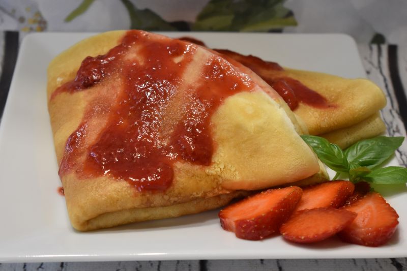 Naleśniki z musem truskawkowym