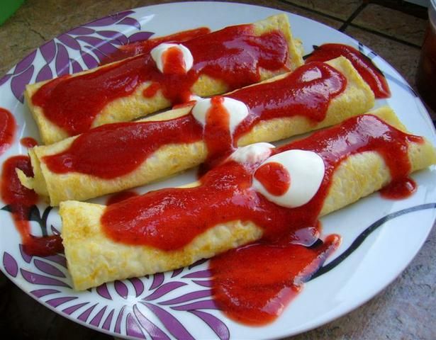 Naleśniki z musem truskawkowym szybkie Naleśniki z musem truskawkowym szybkie