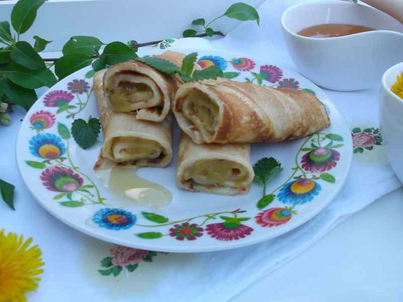 Naleśniki z musem z rabarbaru i syropem z mniszka