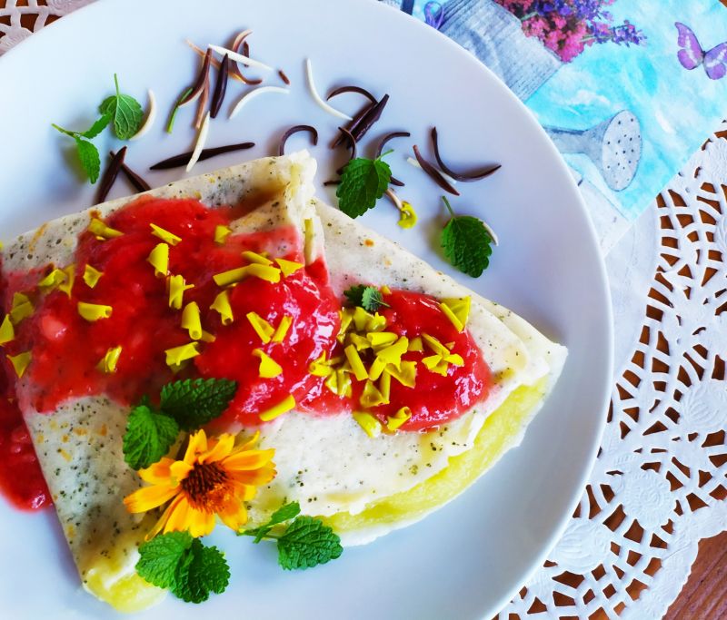 Naleśniki z nasionami pokrzywy z musem z cukinii