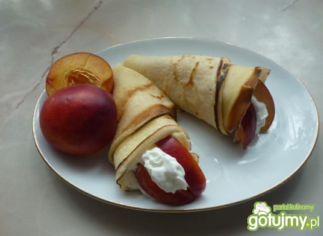 Naleśniki z nektarynkami i bitą śmietaną