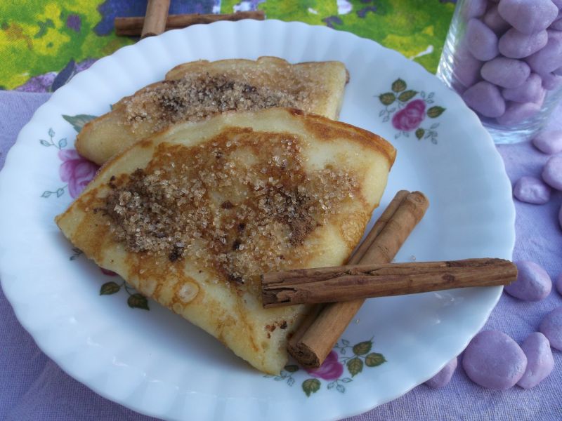 Naleśniki z nutką cynamonu i cukrem trzcinowym