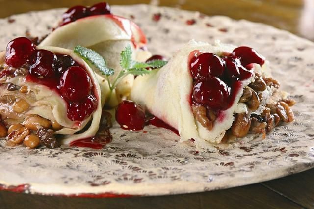 Naleśniki z orzechami sezamem i wiśniami