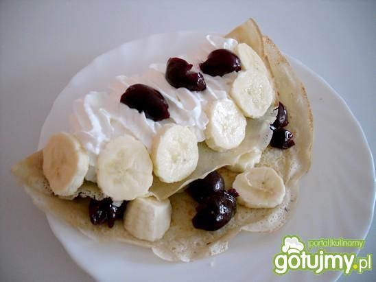 Naleśniki z owocami i śmietaną Naleśniki z owocami i śmietaną
