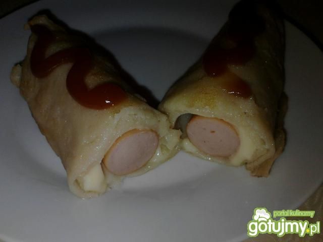 Naleśniki z parówkami. Naleśniki z parówkami.