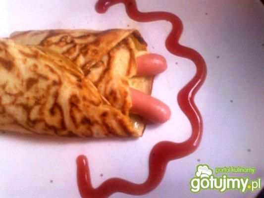 Naleśniki z parówkami i żółtym serem Naleśniki z parówkami i żółtym serem