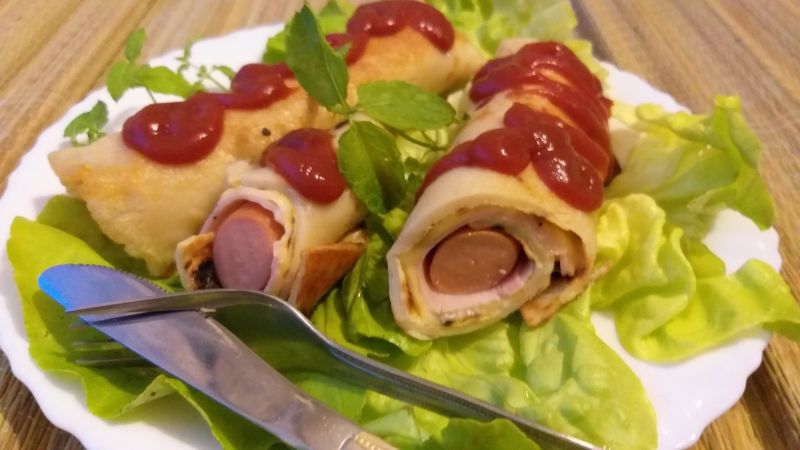 Naleśniki z parówkami,szynką i serem