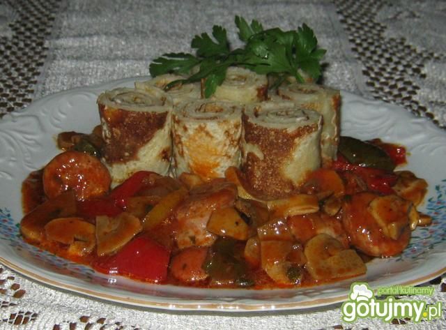 Naleśniki z pieczarkowo paprykowym sosem