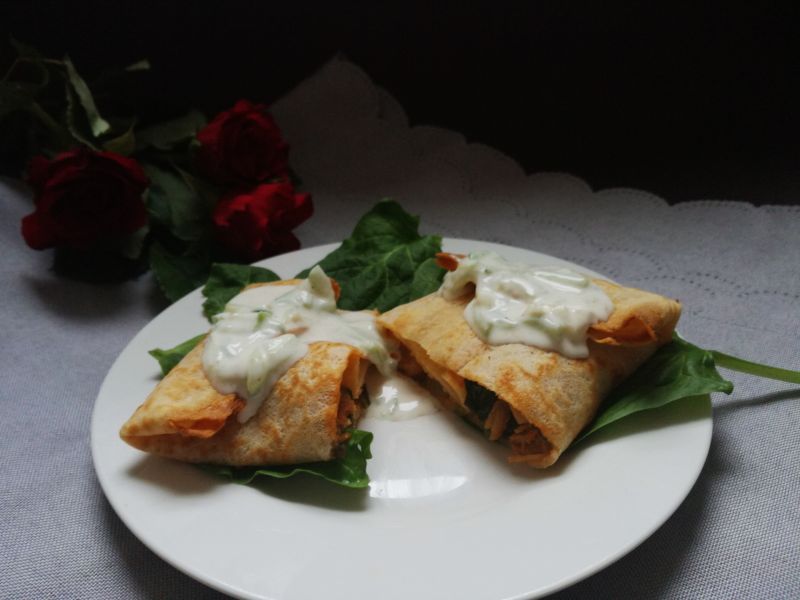 Naleśniki z pieczonym mięsem z udek kurczaka