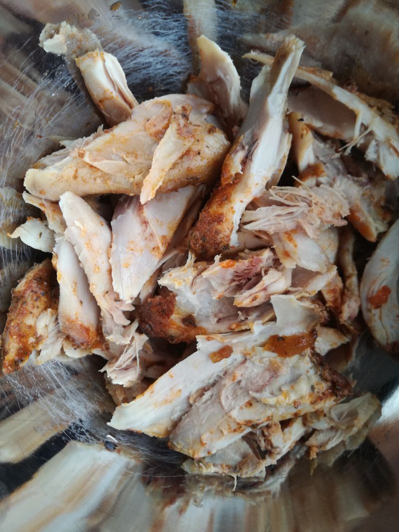 Naleśniki z pieczonym mięsem z udek kurczaka