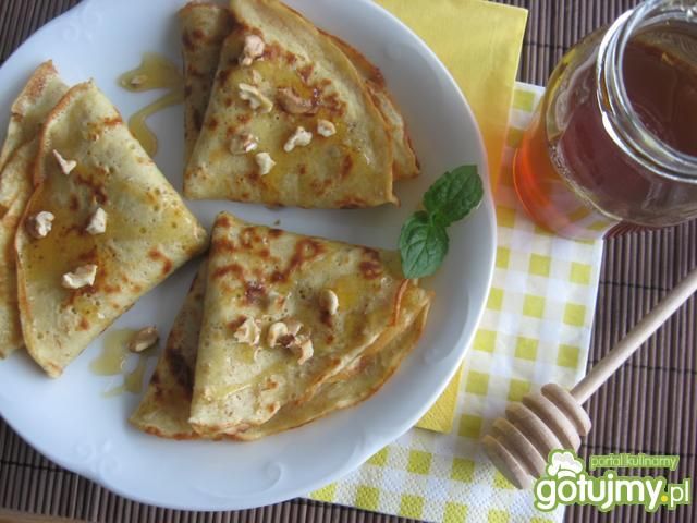 Naleśniki z płatkami, miodem i orzechami Naleśniki z płatkami, miodem i orzechami