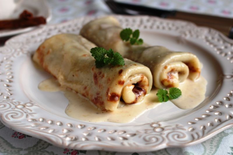 Naleśniki z powidłami w sosie cynamonowym  Naleśniki z powidłami w sosie cynamonowym