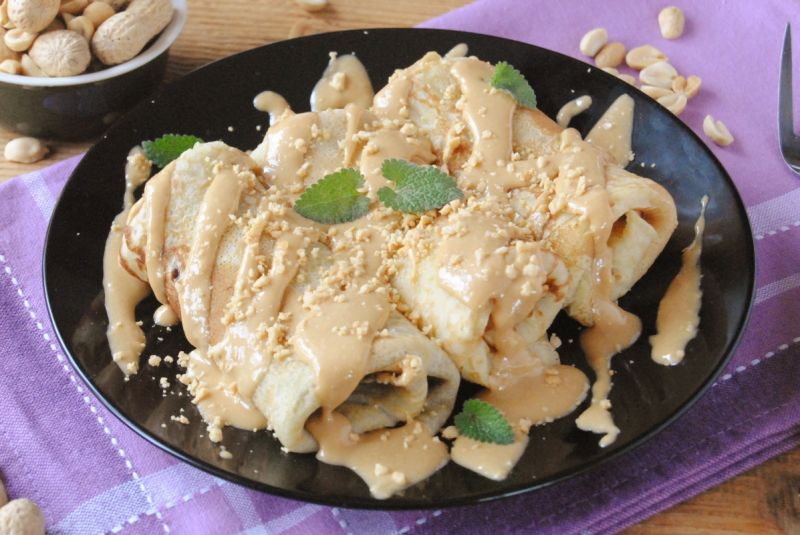 Naleśniki z powidłem i domowym masłem orzechowym