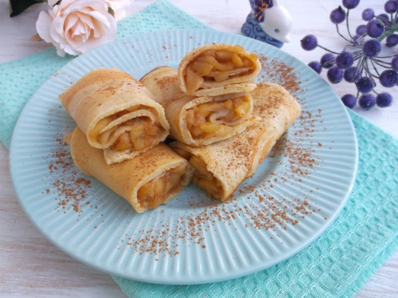 Naleśniki z prażonymi jabłkami i cynamonem 