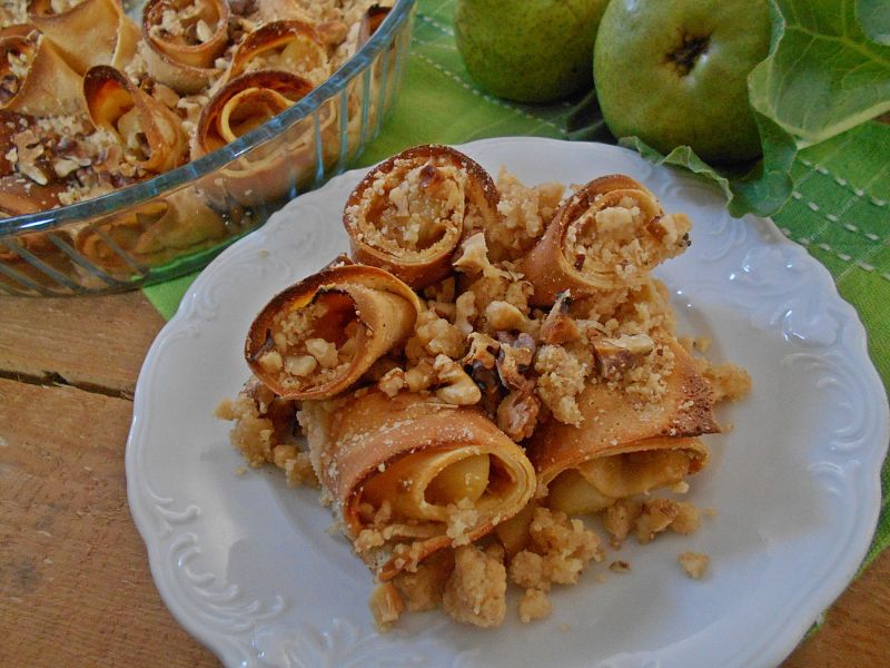 Naleśniki z rabarbarem i gruszką pod kruszonką