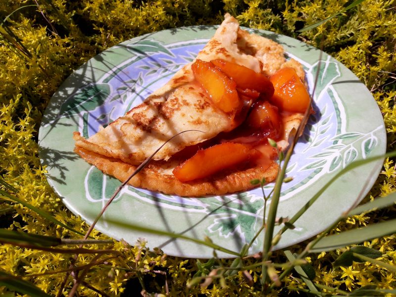 Naleśniki z rumowymi nektarynkami