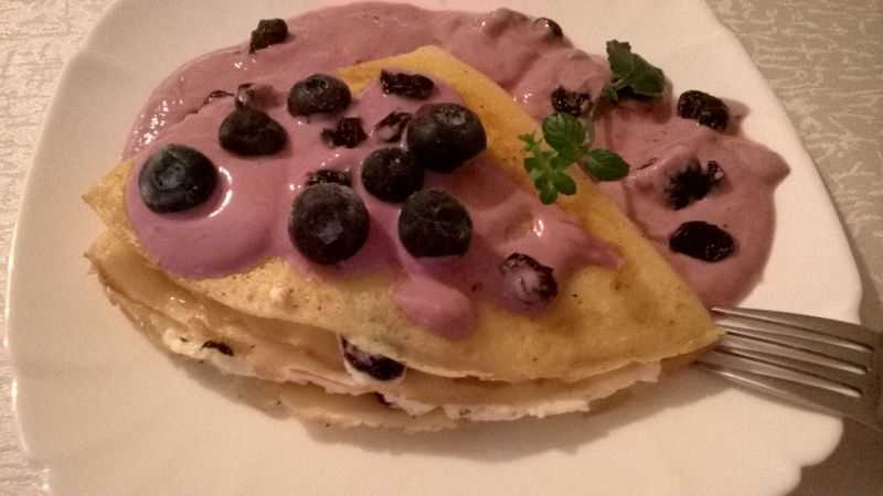 Naleśniki z  serem białym  i borówkami