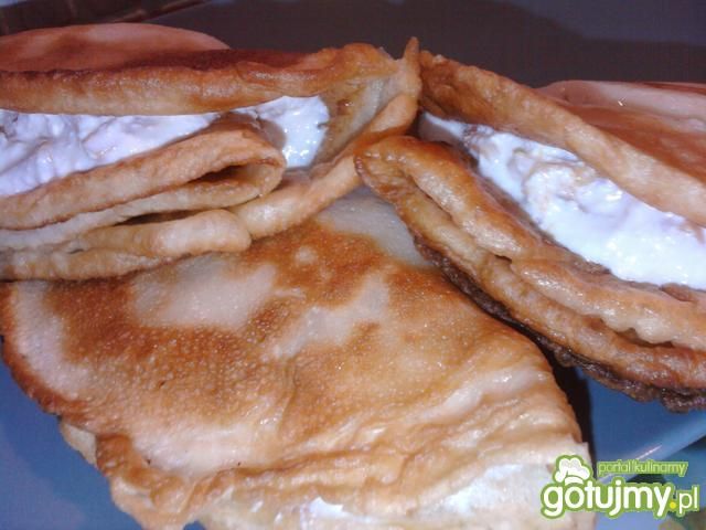 Naleśniki z serem białym i brzoskwiniami