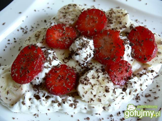 Naleśniki z serem, bitą śmietaną,owocami