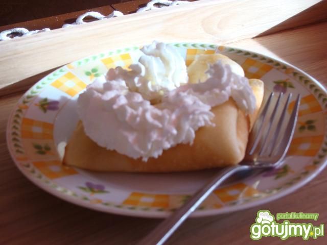 Naleśniki z serem i bitą śmietaną  Naleśniki z serem i bitą śmietaną