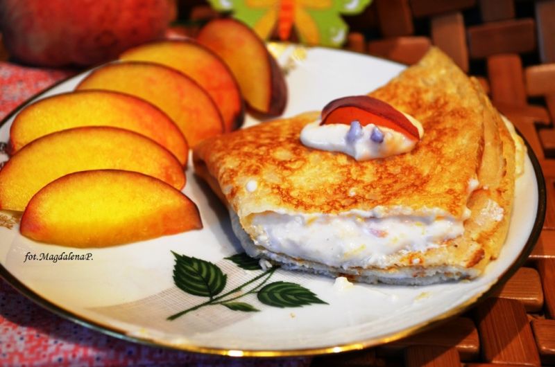 Naleśniki z serem i brzoskwiniami