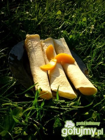 Naleśniki z serem i brzoskwiniami