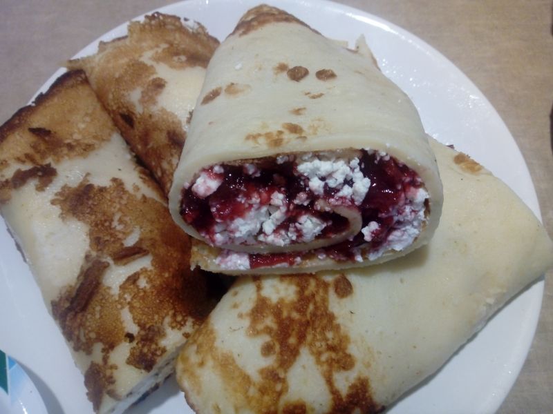 Nalesniki z serem i dżemem z czereśni