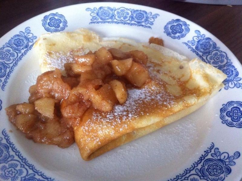 Naleśniki z serem i musem jabłkowym Naleśniki z serem i musem jabłkowym