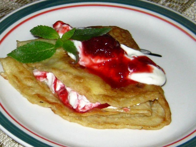 Naleśniki z serem i musem truskawkowym