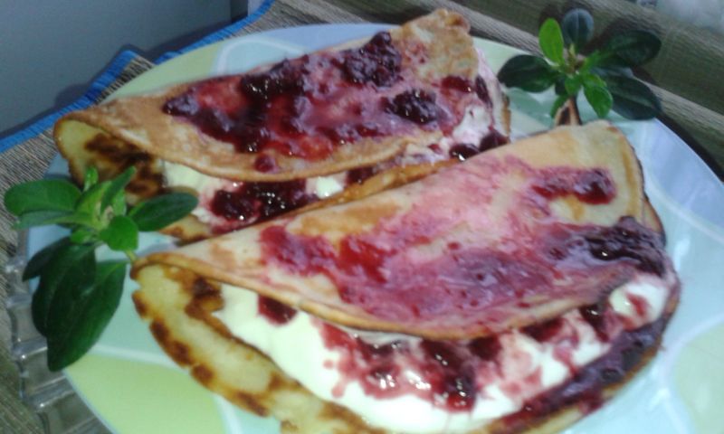 Naleśniki z serem i musem wiśniowym Naleśniki z serem i musem wiśniowym