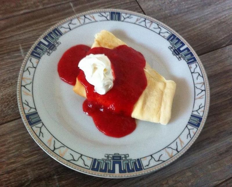 Naleśniki z serem i polewą truskawkową Naleśniki z serem i polewą truskawkową