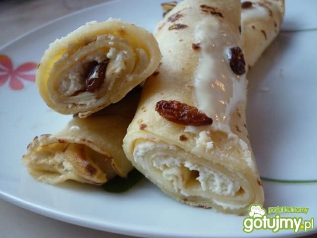 Naleśniki z serem i rodzynkami.
