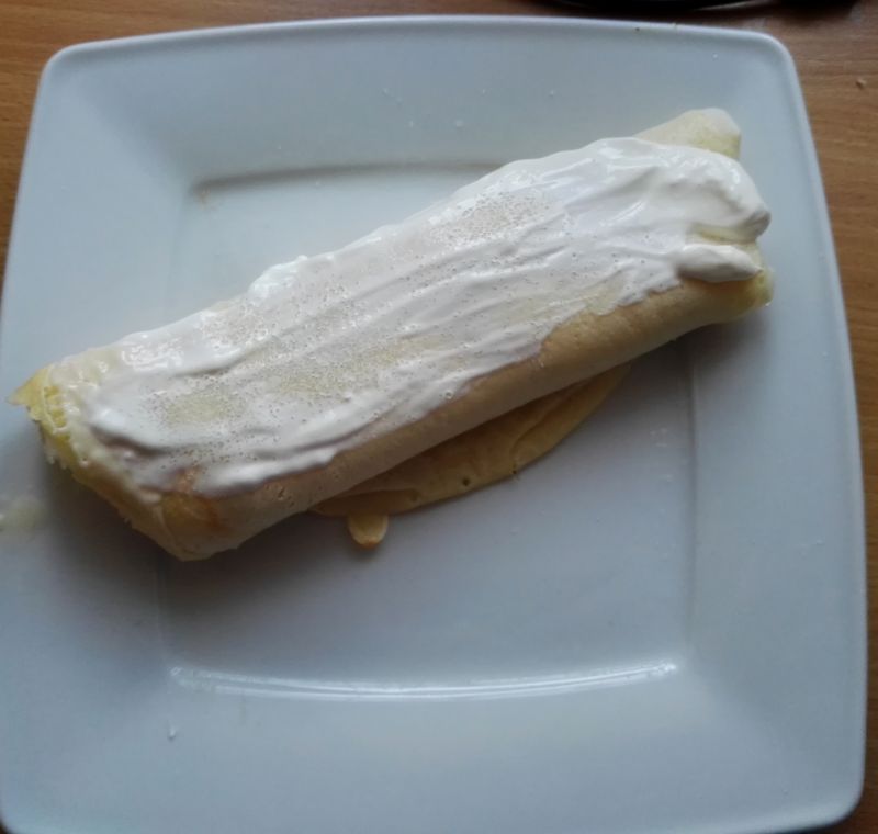 Naleśniki z serem i serkiem truskawkowym