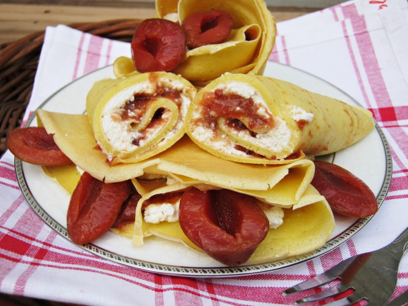 Naleśniki z serem i śliwkami