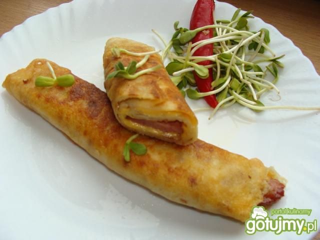 Naleśniki z serem i smażoną kiełbaską Naleśniki z serem i smażoną kiełbaską