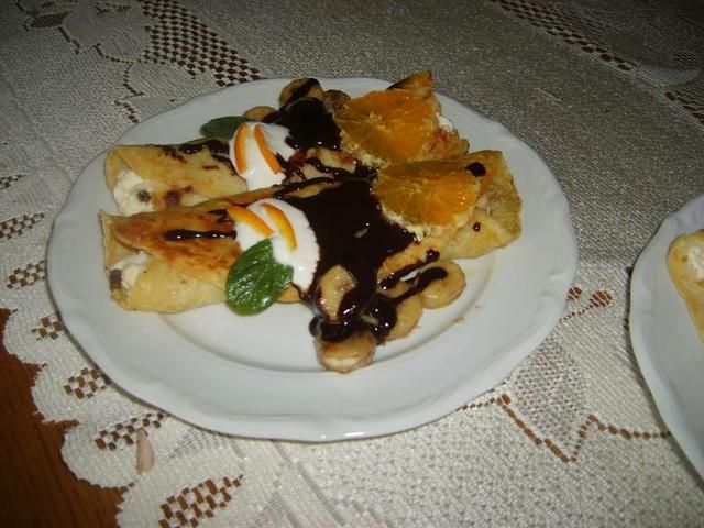 Naleśniki z serem i sosem czekoladowym