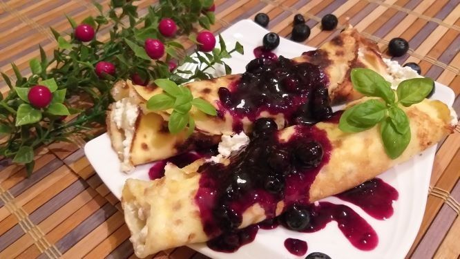 Naleśniki z serem i sosem owocowym 