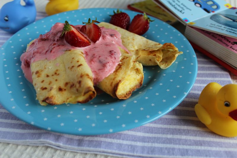 Naleśniki z serem i sosem truskawkowym