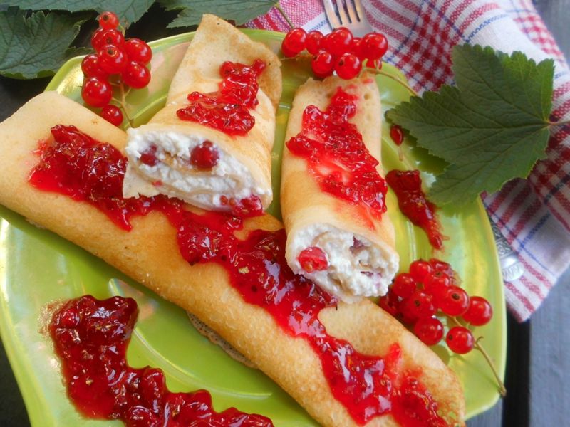 Naleśniki z serem i z sosem z czerwonej porzeczki Naleśniki z serem i z sosem z czerwonej porzeczki