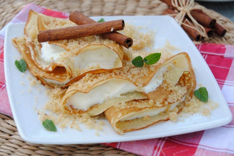 Naleśniki z serem i złocistą posypką