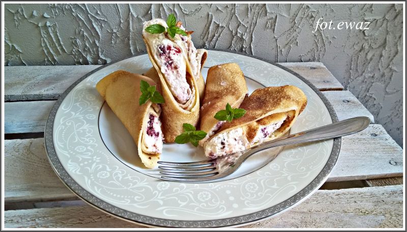 Naleśniki z serem, mascarpone i suszonymi malinami Naleśniki z serem, mascarpone i suszonymi malinami