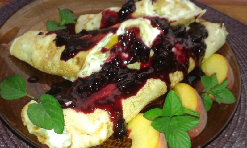 Naleśniki z serem,owocami i musem czarna porzeczka