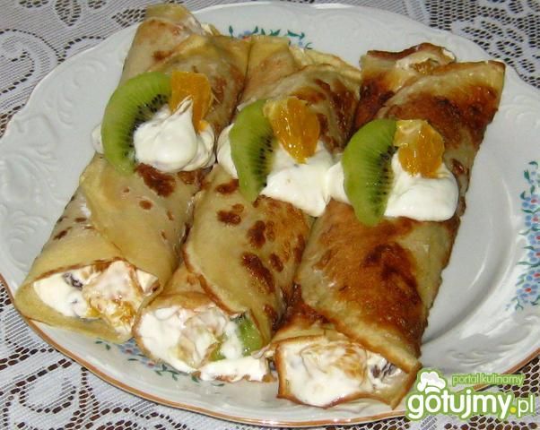 Naleśniki z serem, owocami i rodzynkami